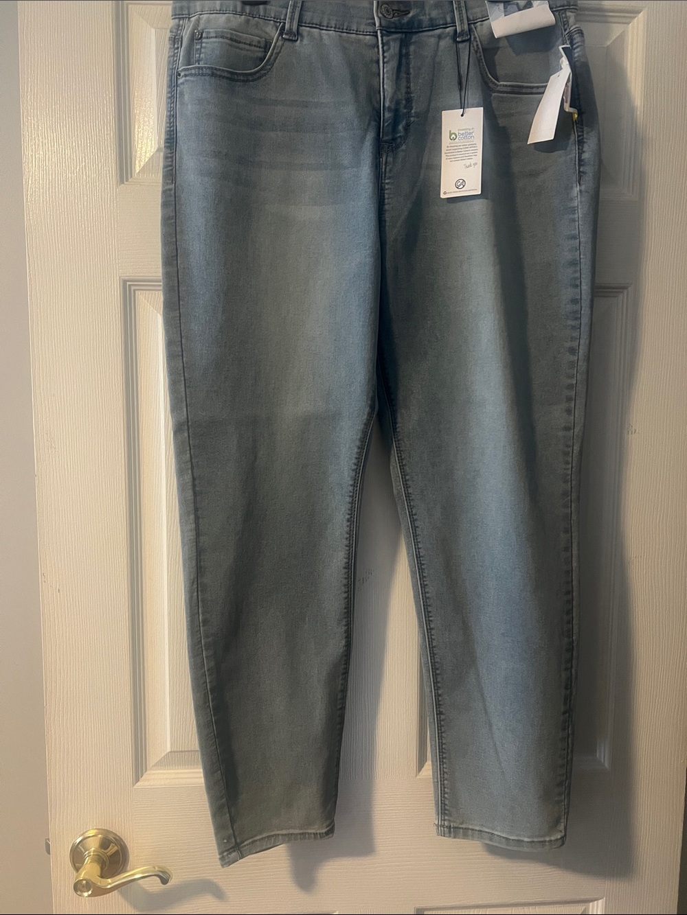 Straight Leg Women's Jeans in Light Blue Wash